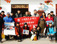 中国摄协四川摄协“送欢乐”到北川绵竹等地.gif