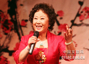 李幼斌、郑卫莉表演诗朗诵《摇篮颂.gif
