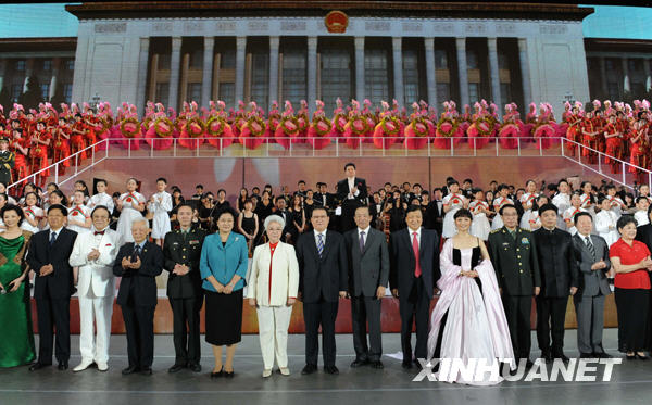 6月12日晚,作为庆祝中华人民共和国成立60周年向祖国汇报系列文艺活动之一,首届中国聂耳音乐(合唱)周开幕式晚会《前进颂》在北京人民大会堂举行。中共中央政治局常委李长春与首都各界群众一同观看演出。这是演出结束后,李长春等与演员合影。新华社记者 马占成摄