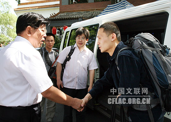 中国文联党组书记、副主席胡振民为采访组送行。中国文联网 康伟 摄