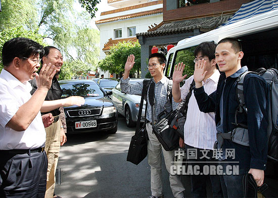 中国文联党组书记、副主席胡振民,中国文联党组成员、副主席杨志今为采访组送行。