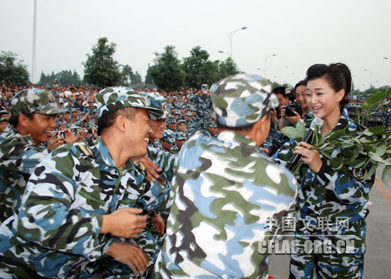 6月1日下午,海政文工团组织艺术家赴四川绵竹灾区慰问演出。图为宋祖英为官兵演唱。中国文联网 彭宽 摄