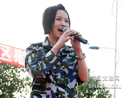 6月1日下午,海政文工团组织艺术家赴四川绵竹灾区慰问演出。图为姚贝娜为官兵演唱。中国文联网 彭宽 摄