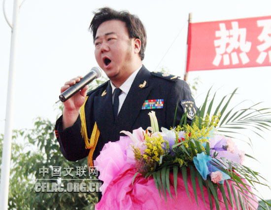 6月1日下午,海政文工团组织艺术家赴四川绵竹灾区慰问演出。图为霍勇为官兵演唱。中国文联网 彭宽 摄