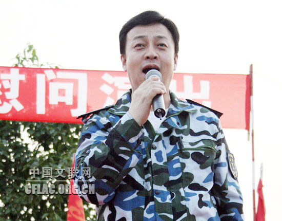 6月1日下午,海政文工团组织艺术家赴四川绵竹灾区慰问演出。图为吕继宏为官兵演唱。中国文联网 彭宽 摄