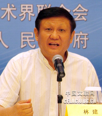 7月7日,2009年北京世界魔术大会新闻发布会在京举行。图为中国杂协分党组书记、副主席、北京世界魔术大会组委会秘书长林建讲话。中国文联网 云菲摄影报道