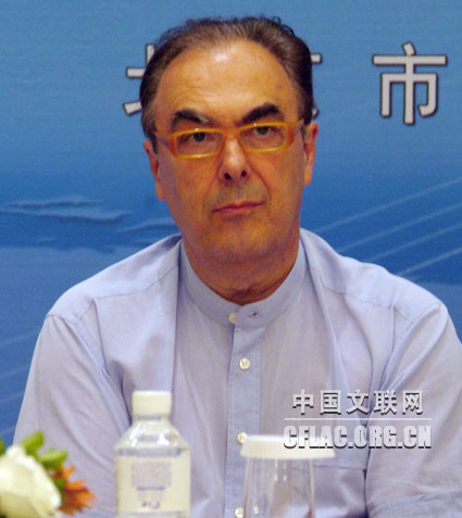 7月7日,2009年北京世界魔术大会新闻发布会在京举行。图为国际魔术联盟国际副主席多米尼克·当特出席发布会并讲话。中国文联网 云菲摄影报道