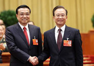 温家宝和李克强亲切握手