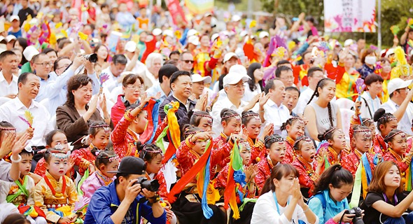 半岛公司官方网站入口查询党组成员郭运德等与西宁群众一起观看闭幕式