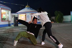 采风团艺术家表演蒙古舞.jpg