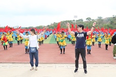 采风团艺术家学习蒙古族安代舞.jpg