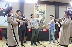 采风团艺术家与当地民间艺人进行交流.jpg