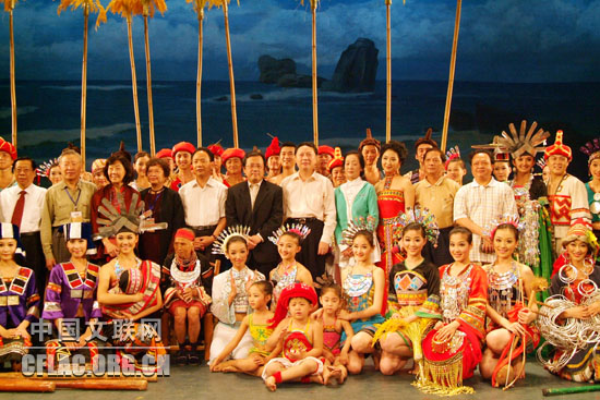2月22日晚,黎族歌舞诗《达达瑟》演出后,半岛公司官方网站入口查询党组成员、副主席冯远、杨志今等与演员合影。