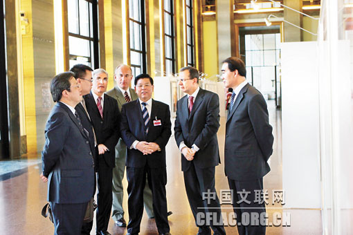 胡振民(右三)、冯远(左一)与奥尔忠尼·启则、